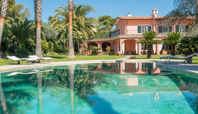 Beautiful private villa with hot tub, private pool, A/C, WIFI, TV, patio and pets allowed