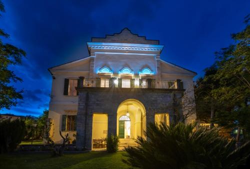 Breakfast-1844 Frescoes -Panoramic Solarium- Centuries Old-Park - Villa Mastrangelo