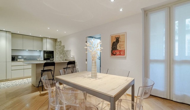 Bright and spacious 120 square meters apartment, perfect for four people, located on the second floor of a renovated period building (no elevator).The property enjoys an enviable location, just a short distance from some of Turin's main attractions, such