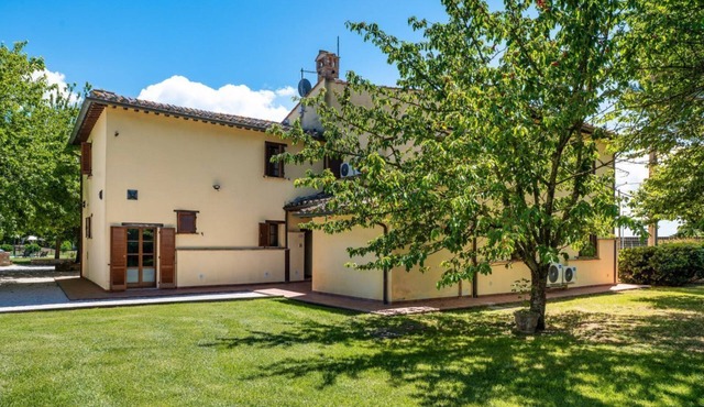 Bright apartment of approximately 60 sqm, ideal for 4 people, located on the first floor of a building without an elevator.The property is located in a quiet and pleasant setting, with a large shared garden, a shared swimming pool, a BBQ area, and a rese
