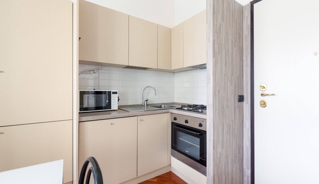 Bright & Comfy Apartment with Parking