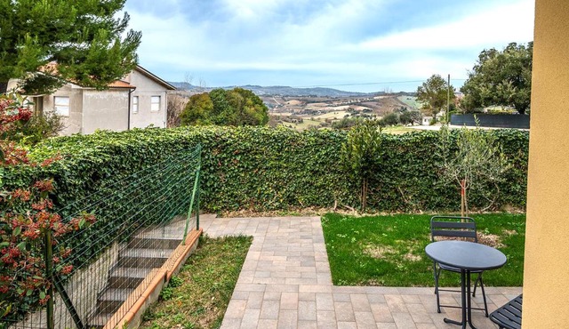 C012 - Camerano, bilocale con doppi servizi e giardino panoramico