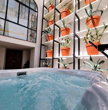 Capri Kronos Design Suites - 2 king beds, with gym, SPA & jacuzzi
