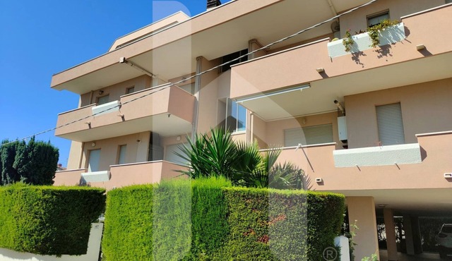 Casa Ingrid is an exclusive solution, in the heart of the tourist area of ​Scerne, about 5 km from the center of Pineto. The entrance leads to a large living room with a fully equipped kitchen with access to the well-equipped balcony to enjoy time o