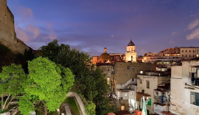 Casa se Dea, located in the heart of Naples. A few meters away from the subway.