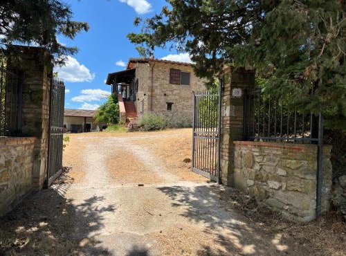 Casale in collina immerso nel verde con Piscina e ampio giardino