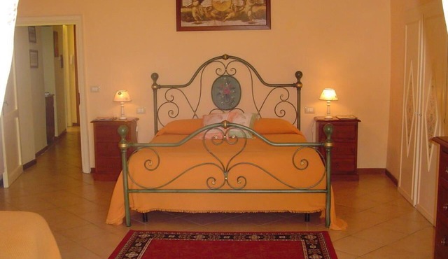 Central Apartment with terrace over gardens