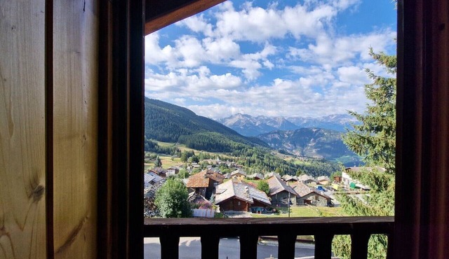 Chalet 'Du Sapin Rouge' with Mountain View and Air Conditioning