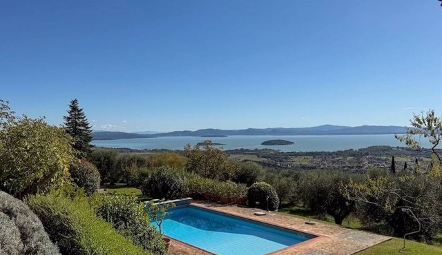 Comfortable Villa dell'Oliveto for up to 14 guests
