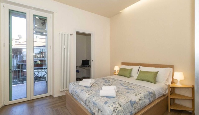 Comfortable 65sqm apartment, able to accommodate up to 4 people, located on the 4th floor (with elevator not suitable for disabled people) of a building located five minutes walk away from Sandretto Re Rebaudengo Foundation for the Contemporary Arts. The