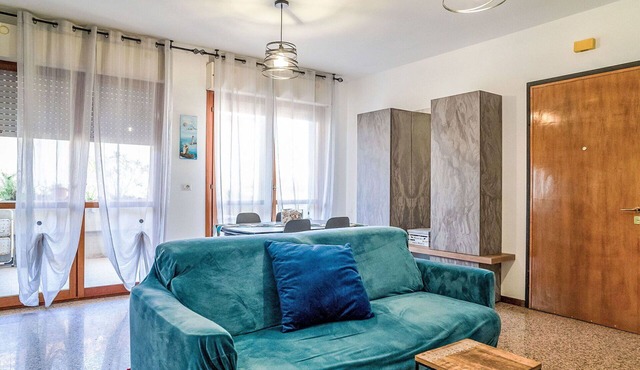 Cosy apartment for 4 guests with WIFI, A/C, TV, balcony and pets allowed