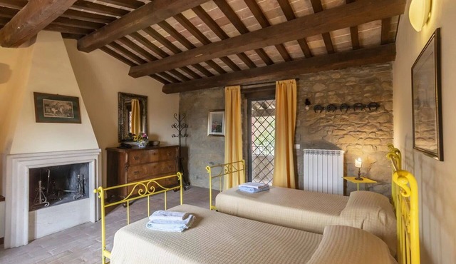 Cosy room with A/C, WIFI, pool, TV, patio, pets allowed and panoramic view, close to Perugia