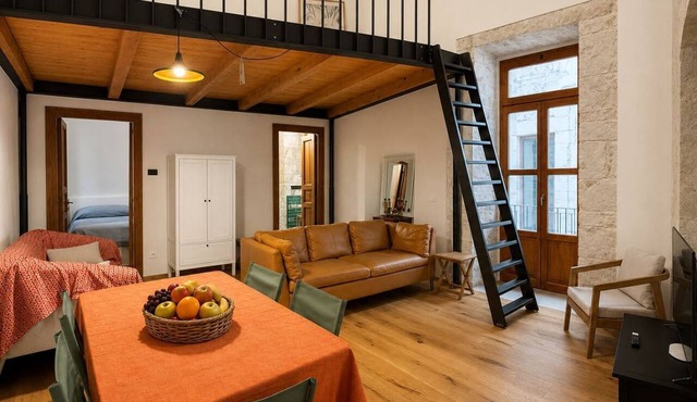Cozy 60sqm flat with a mezzanine, ideal for 4 people, located on the first floor of a prestigious building (without elevator).The property is situated in Giovinazzo, in the historic center, just steps from the sea.Characterized by narrow alleys, 15th-cen