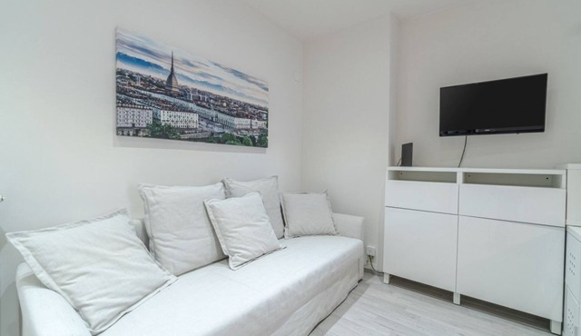 Cozy and bright apartment located in a prestigious area of the city near the Polytechnic, located less than 2 km from the flat, and well connected to the historic center thanks to public transport that allows you to reach all the points of interest in th