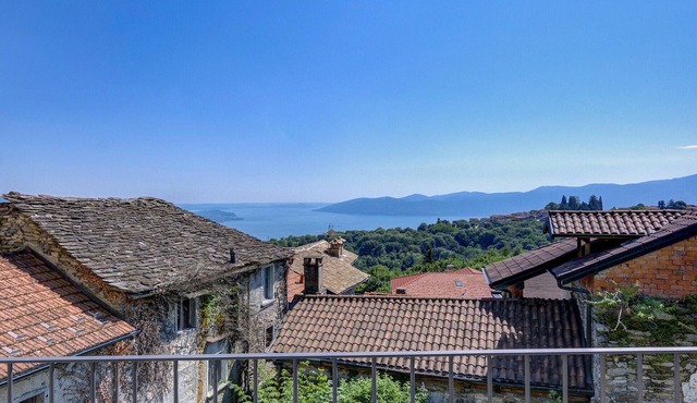 Cozy home in Albagnano di Bee with house sea view