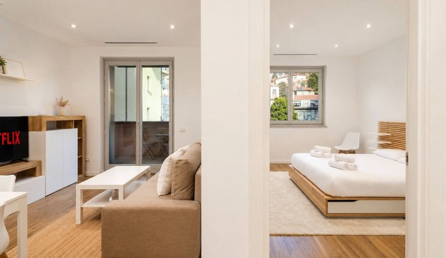 Design apartment 10 min from downtown with balcony