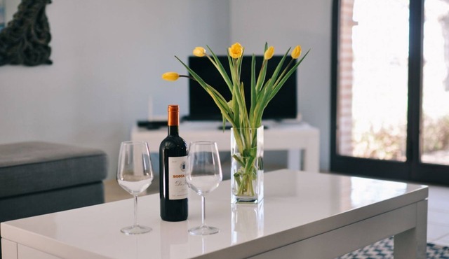 Elegant and spacious two-storey villa of 156 m2 consisting of a large living room, kitchen complete with dishwasher, microwave oven, electric oven, coffee machine, kettle, fridge and freezer.Indoor and outdoor dining area, two double bedrooms with privat