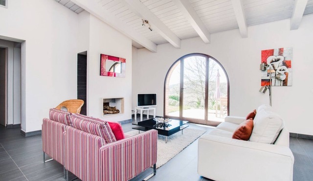 Elegant ground floor villa of 93 m2 consisting of a large living room with sofas and fireplace, kitchen complete with dishwasher, microwave oven, electric oven, coffee machine, kettle, fridge and freezer.Indoor and outdoor dining area, a double bedroom w