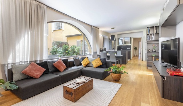 Elegant & Quiet 200 sqm | Terrace | Private Jacuzzi | City center