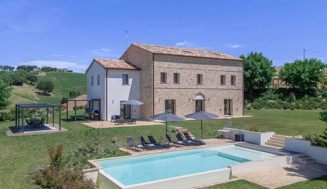 Elegant villa with pool and countryside views, 30 minutes from the beaches of the Conero Riviera