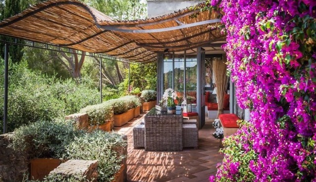 Elegant Villino completely renovated, A/C, patio, garden, parking space.