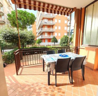 Eleganza in centro paese con terrazza e giardino