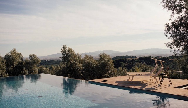 Equipped glamping tent and infinity pool in a Tuscan olive grove