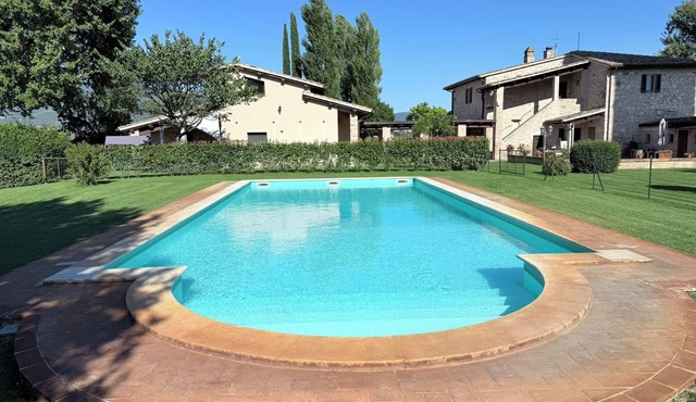 Fab villa with fenced pool, huge grounds, meditation park, child activity park