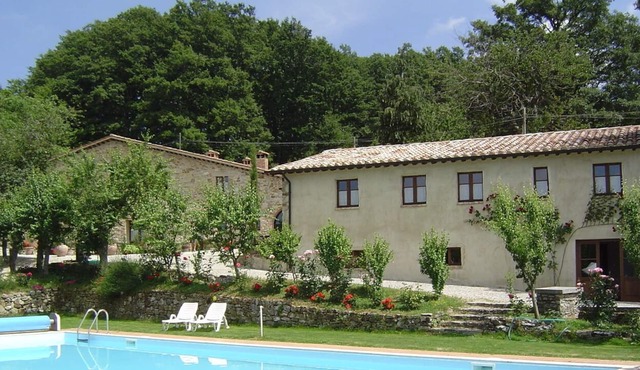 Farmhouse 'Podere Le Ghiande, Granaio N°9' with Mountain View, Shared Pool and Wi-Fi