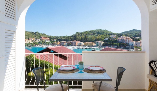 Flottina - Terrace on the Harbour - By LinkHouses
