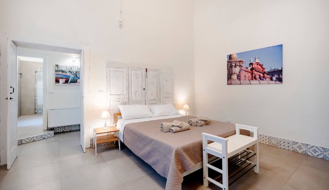 Garibaldi54 - Olive Room Apartment with Balcony, Wi-Fi & Air Conditioning
