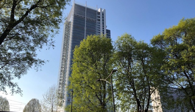 Gianduia House in front of the Skyscraper