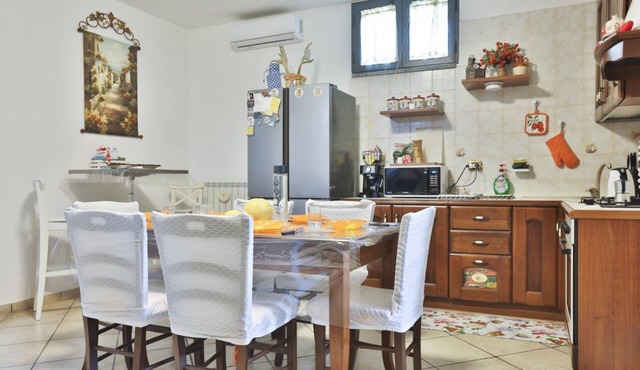 GuestHost - Cozy apartment that can accommodate up to 6 people, located in an independent villa with garden. The apartment is 900 meters from the Circumvesuviana for Naples-Pompei-Sorrento, perfect for traveling in the area and reaching all points of int