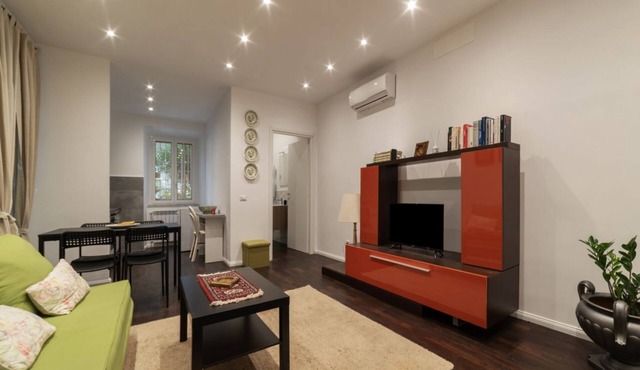 GuestHost - Apartment located on the ground floor of a building, with two floors in total, without lift.In 55 m2 of space it accommodates 4 people, in the Nomentana/Sant'Agnese area.It is located 800 meters from the Sant'Agnese metro station, 1.6 km from