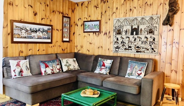 GuestHost - Cozy 65 sqm apartment, perfect for four people, located on the second floor of a building without an elevator.The property is located in Courmayeur, a renowned Alpine resort at the foot of Mont Blanc, ideal for mountain lovers year-round. Its