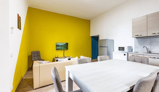 GuestHost - Cozy apartment equipped with all comforts to accommodate 4 people, with 2 bedrooms, 2 bathrooms and private garden. Located in an elegant period building in Art Nouveau style, it is outside the restricted traffic zone, but just a 10-minute wa