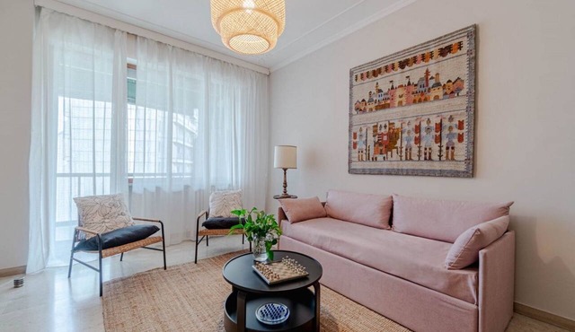 GuestHost - Cozy apartment of about 80 sqm, able to accommodate up to 5 people, located on the fourth floor of a building with a lift.The property is located in a residential neighborhood of Turin, in an area full of all comforts and well connected to th