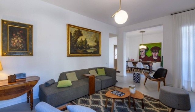 GuestHost - Large 165m2 apartment, perfect for 4 people, located on the first floor of a building without a lift (stairs to access).The accommodation is located in the southern area of ​the main avenue of the seaside area in Pesaro, 50 meters from t