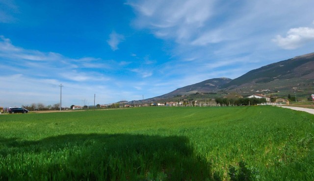 GuestHost - Located in the Capodacqua district of Assisi, 5 km from Assisi, Casa Fiorelli is a quiet apartment surrounded by nature with a wonderful view that stretches from Assisi to Mount Subasio.Located in a strategic position, it allows to reach in f