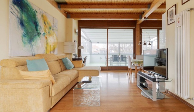 GuestHost - Modern 90m2 penthouse, perfect for 6 people, located on the third floor of a building with lift.The accommodation is located in the Bocconi/Tibaldi district, a vibrant and strategic area, defined by the prestigious presence of the Bocconi Uni