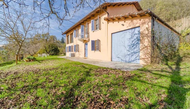 GuestHost - Roomy house of 250 square metres, for 6 people, on two levels (WITHOUT lift), with garden and two uncovered parking spaces.The accommodation is located in Valpagnana, a hamlet of Rocca d'Arazzo, in the heart of the Asti hills, which offer spe