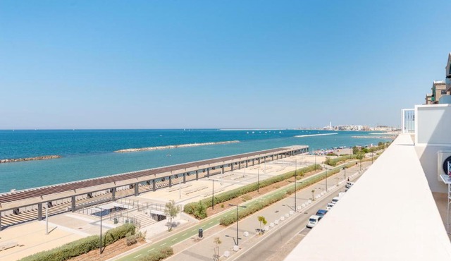 GuestHost - Waterfront Apartment with seaview balcony