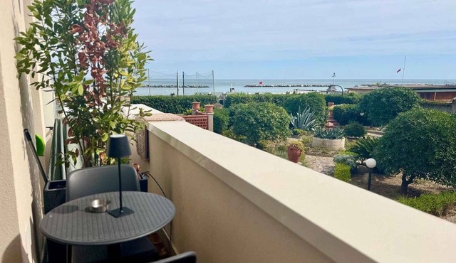 Holiday apartment with air conditioning, internet and balcony with sea view