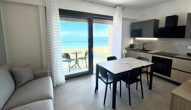 Holiday apartment with air conditioning, internet and balcony with sea view