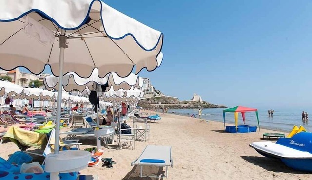 HOLIDAY ZIROCCO, CENTRAL IN COUNTRY AND WITH LIDO BEACH NEAR.