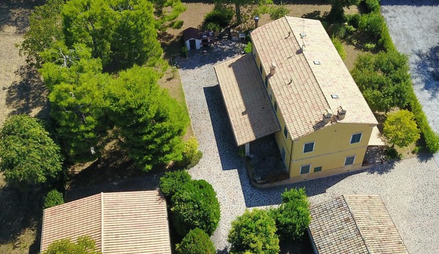 Homerez - Spacious villa With garden and mountain view