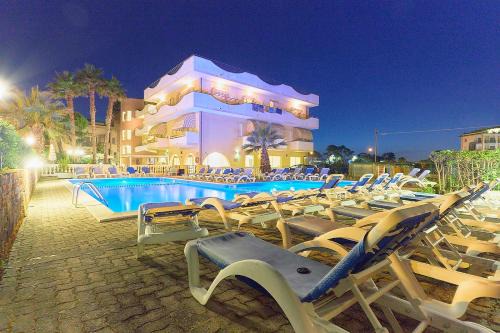 Hotel Rivadoro-Spiaggia ombrellone e lettini-Piscina-Parcheggio