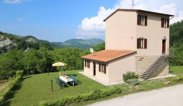 House in Apecchio with private parking