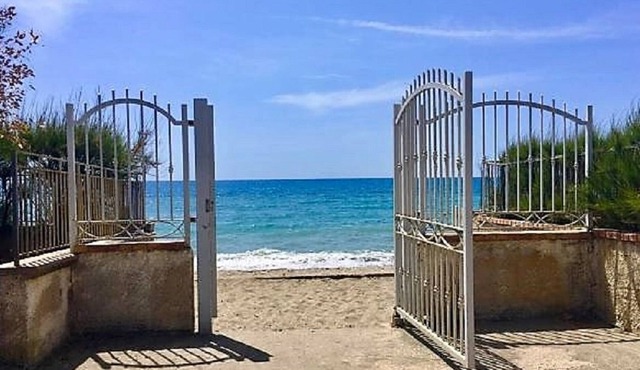 HOUSE ON THE BEACH-HOUSE ON THE BEACH-HAUS AM STRAND-MAISON SUR LA PLAG-CILENTO