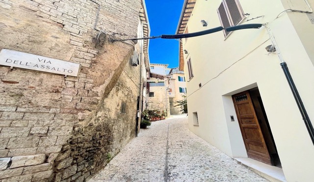 Huge detached house - sleeps 10 - in Spoleto historic centre